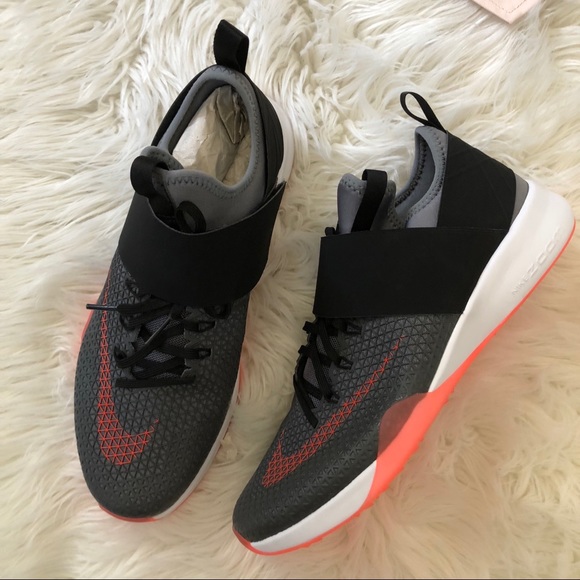 Nike Shoes - NEW Nike Air Zoom Strong